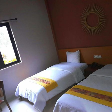 Hotel Transit Pasuruan Exteriör bild