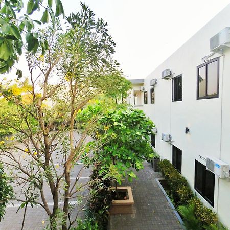 Hotel Transit Pasuruan Exteriör bild