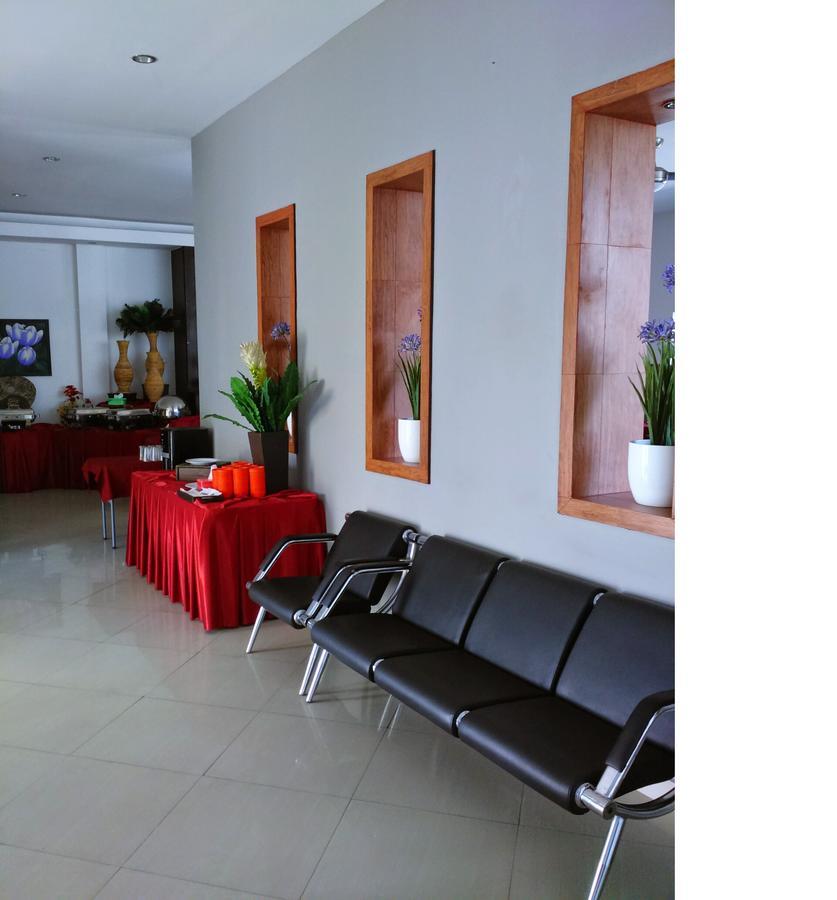 Hotel Transit Pasuruan Exteriör bild