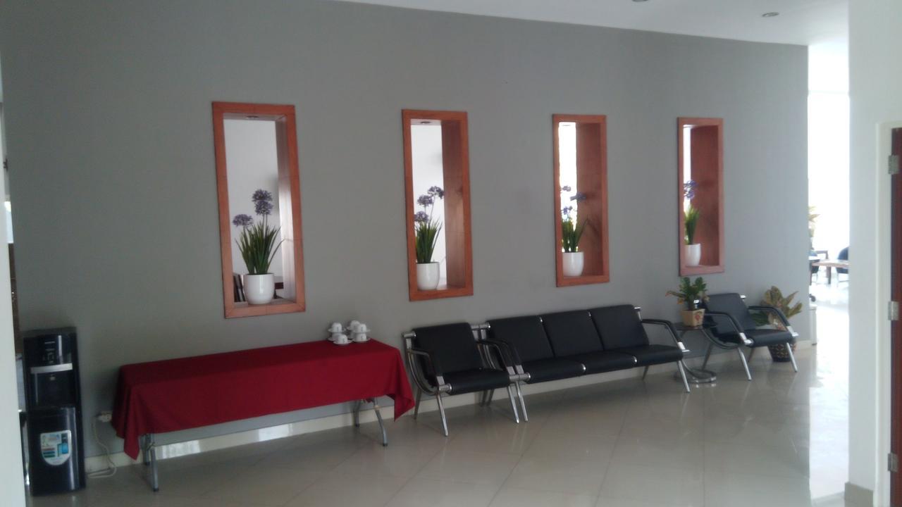 Hotel Transit Pasuruan Exteriör bild