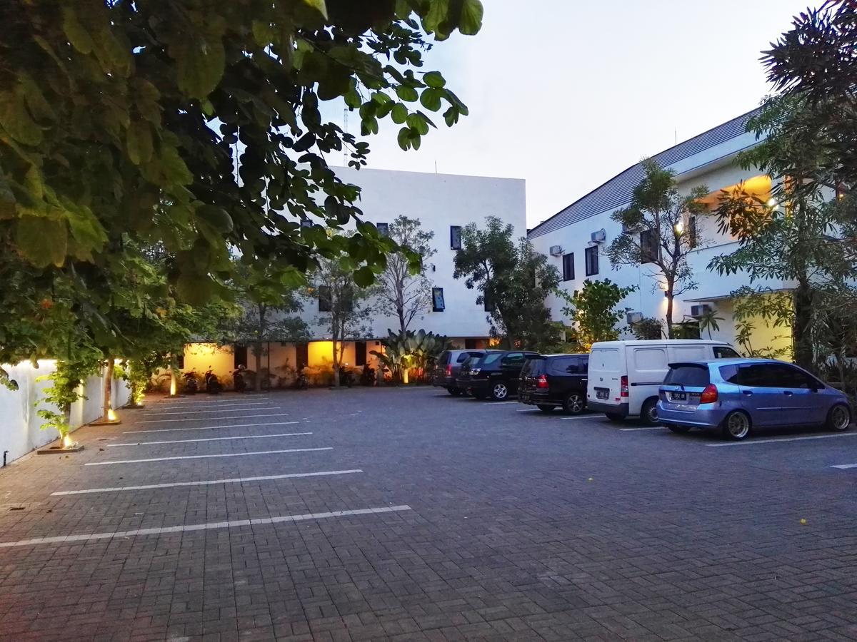 Hotel Transit Pasuruan Exteriör bild
