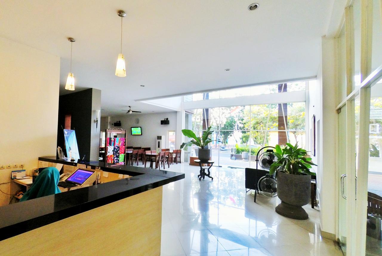 Hotel Transit Pasuruan Exteriör bild
