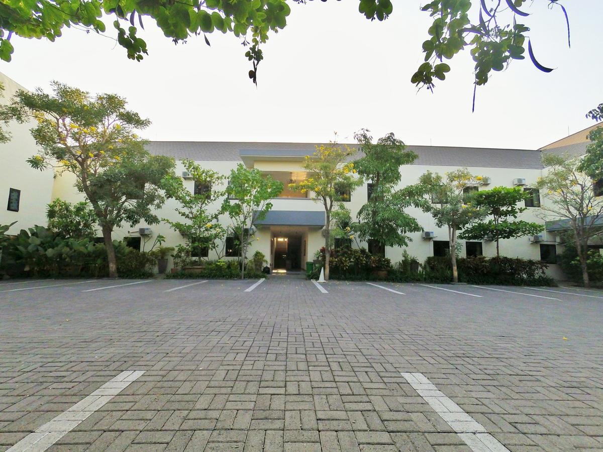 Hotel Transit Pasuruan Exteriör bild