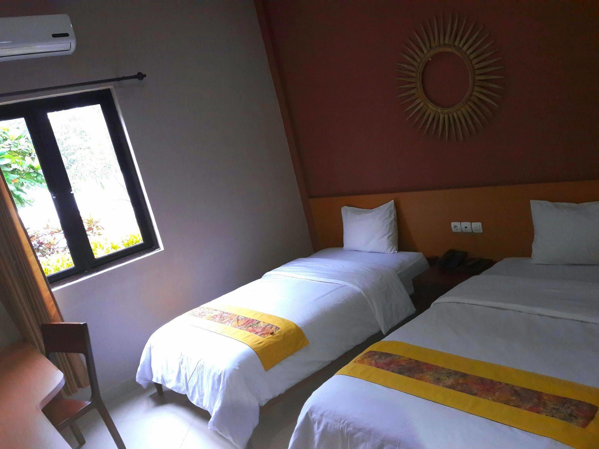 Hotel Transit Pasuruan Exteriör bild