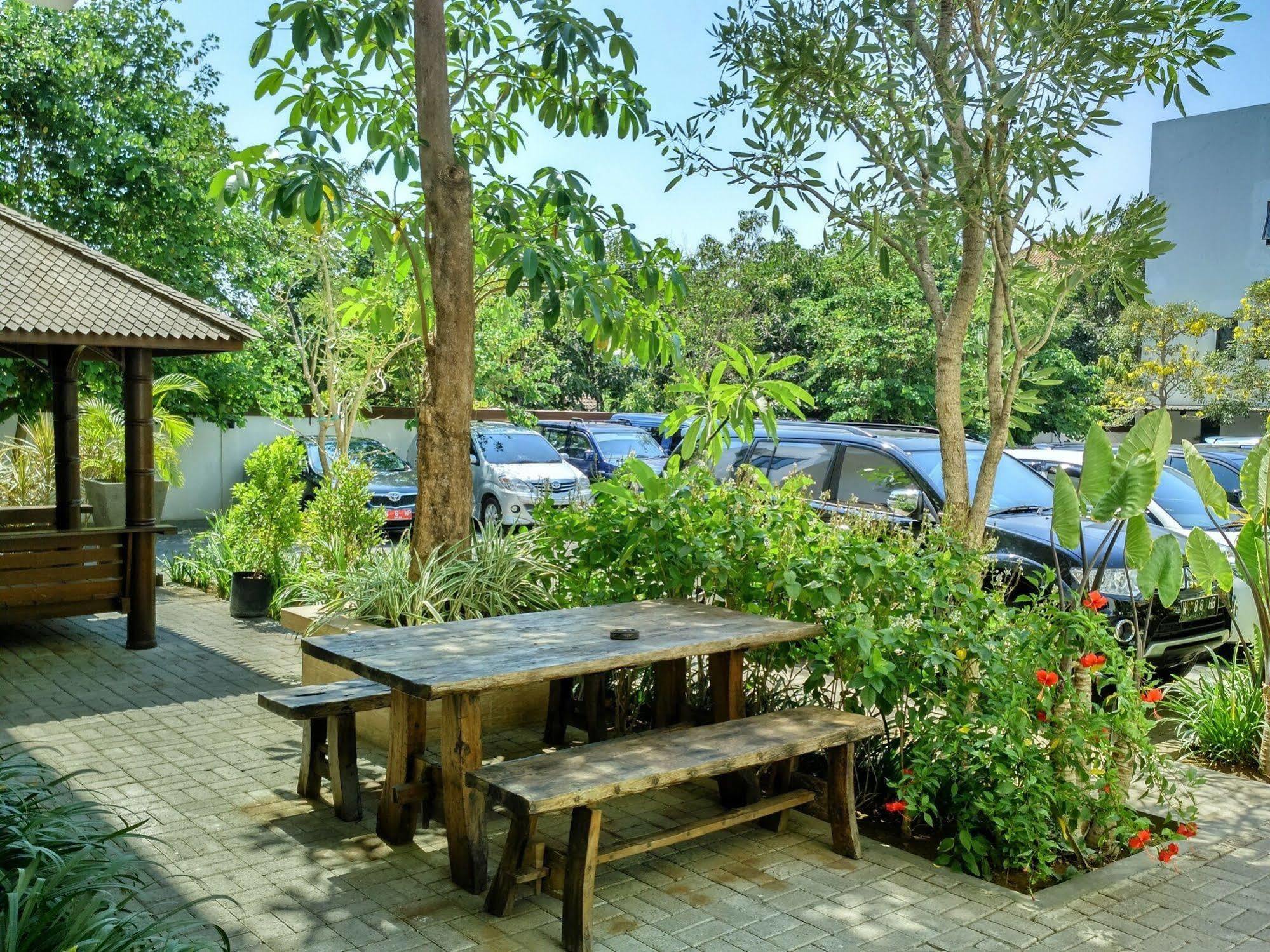 Hotel Transit Pasuruan Exteriör bild