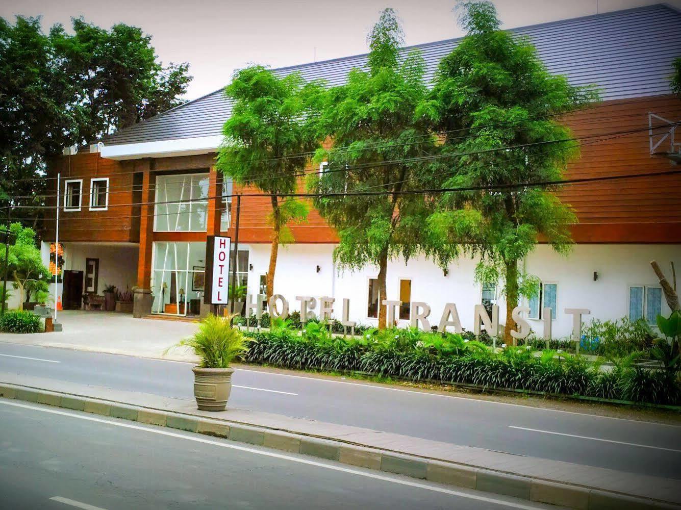 Hotel Transit Pasuruan Exteriör bild