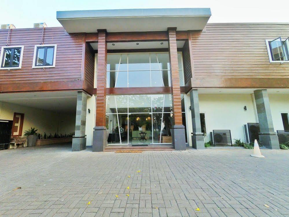 Hotel Transit Pasuruan Exteriör bild